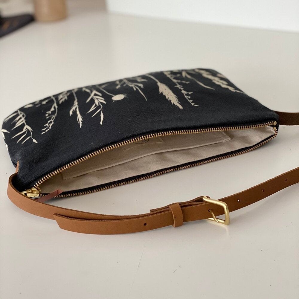 One Thousand Lines Costal Grass Shoulder Bag - Natural/Black