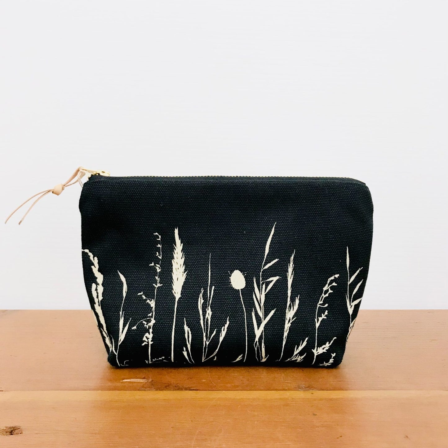 One Thousand Lines Coastal Grass Pouch / Flat Bottom - Black