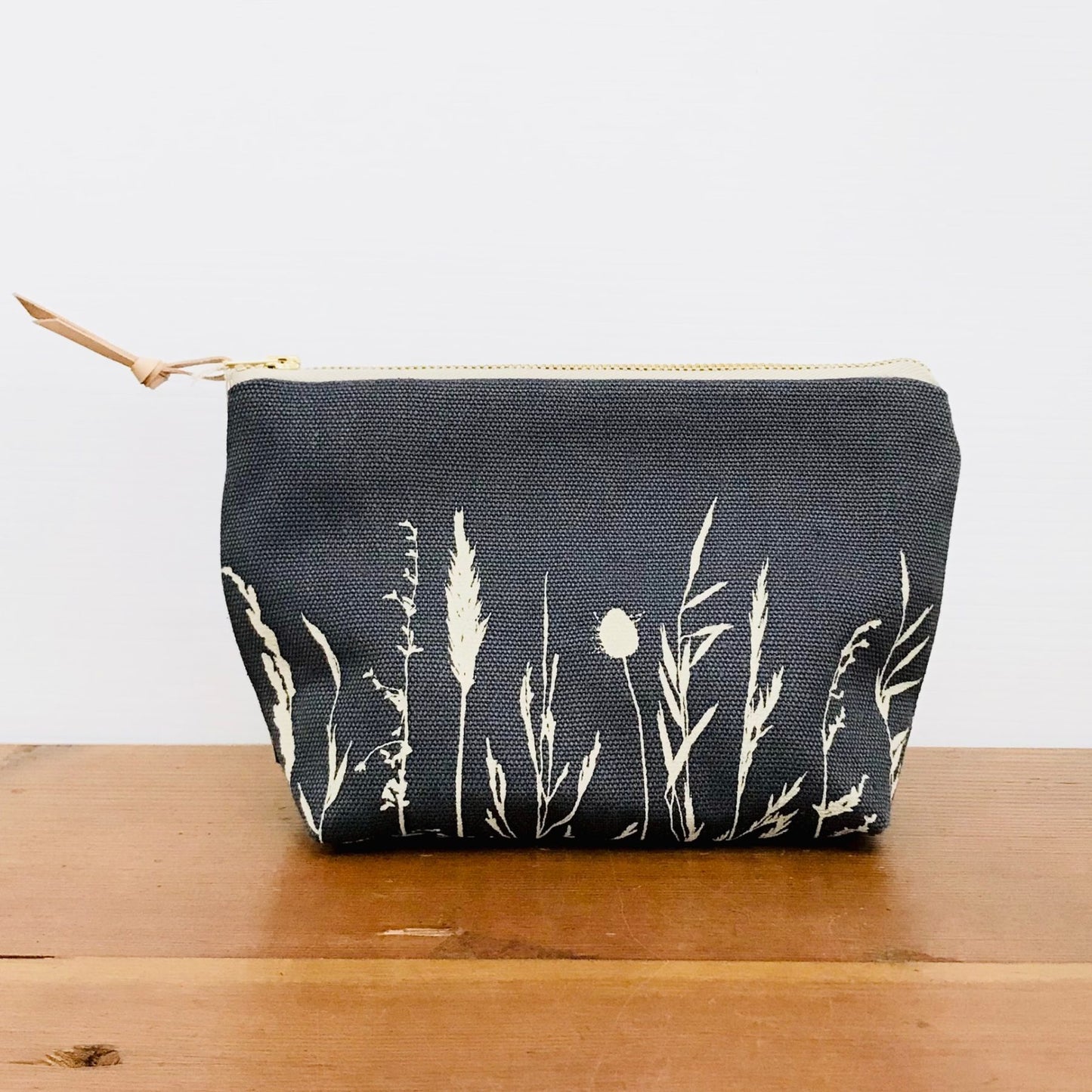 One Thousand Lines Coastal Grass Pouch / Flat Bottom - Charcoal
